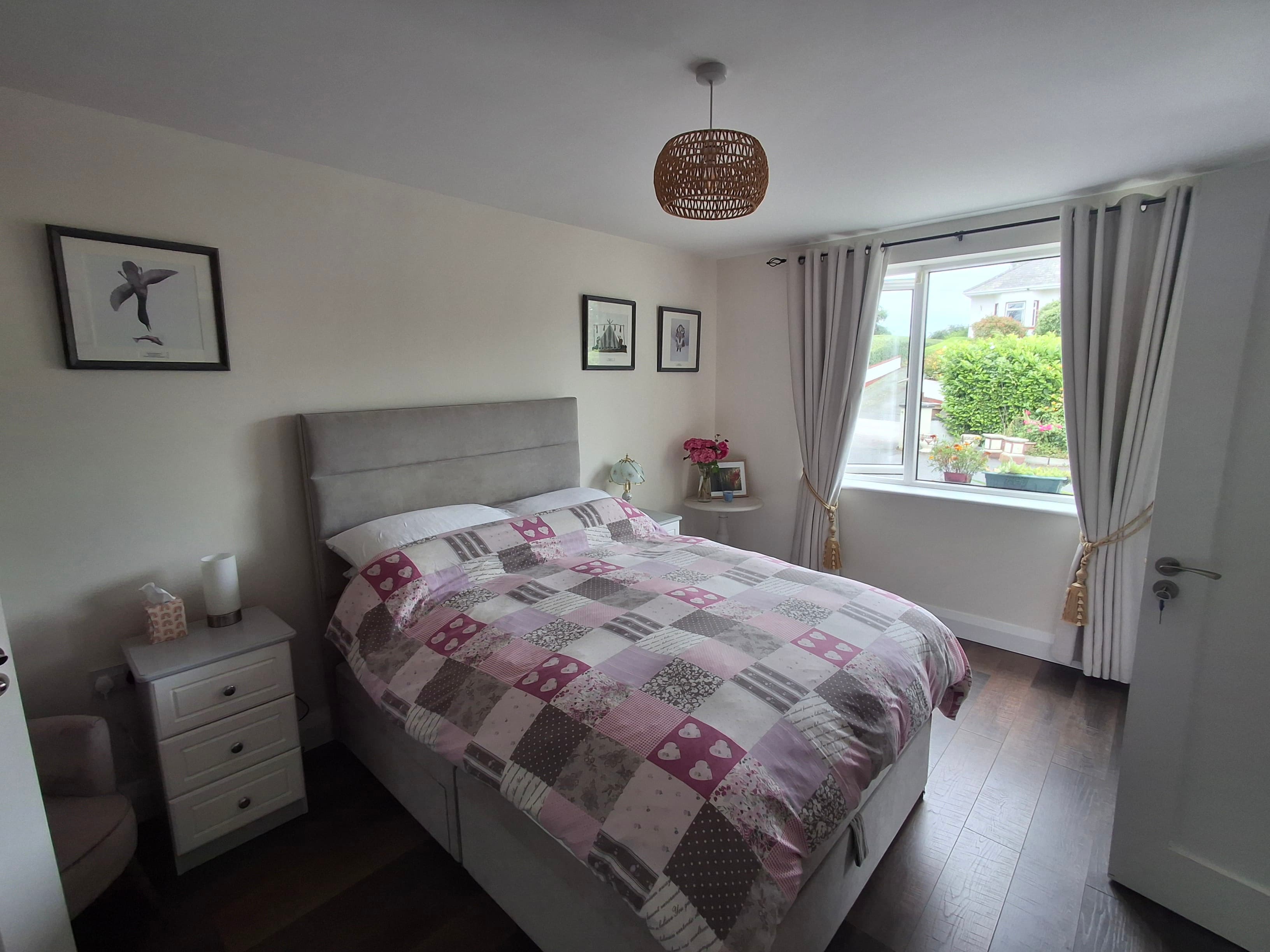 Room 1 — En-suite double bedroom
